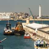 Per visitare il Faro entriamo dal varco principale del Porto situato su corso Antonio De Tullio. Dopo 500 metri giungiamo ai piedi del Molo Borbonico: divide l�ansa di mare in due bacini, la Darsena di Ponente e quella di Levante